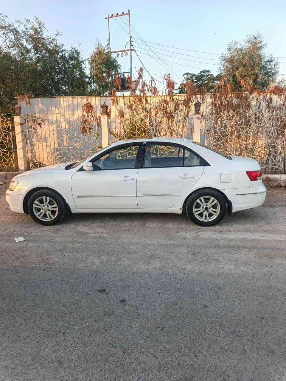 *🚘 للبيع هيونداي سوناتا خليجي 2011 🚘*

*تفاصيل السيارة:*
✅ *الموديل*: 2011 خليجي 
✅ *المواصفات*: فول - فتحة، شاشة، كاميرا، محرك 2400
✅ *الحادث*: فقط تبديل صندوق خلفي، باقي السيارة شرطة مكفولة شاصي وجاملغات
✅ *الحالة*: محرك وكير وحدادية وتايرات 4 جدد كله بشرط الفحص
✅ *الملكية*: السيارة باسمي تحويل مباشر بدون وكالة
✅ *الرقم*: بغداد بسمي 
✅ *المكان*: قضاء الضلوعية - صلاح الدين

*السعر*: 105 ورقة وبيها مجال للشراي
السيارة خير من الله وجاهزة

*للاستفسار والاتصال*: *********** بلاد, صلاح الدين
