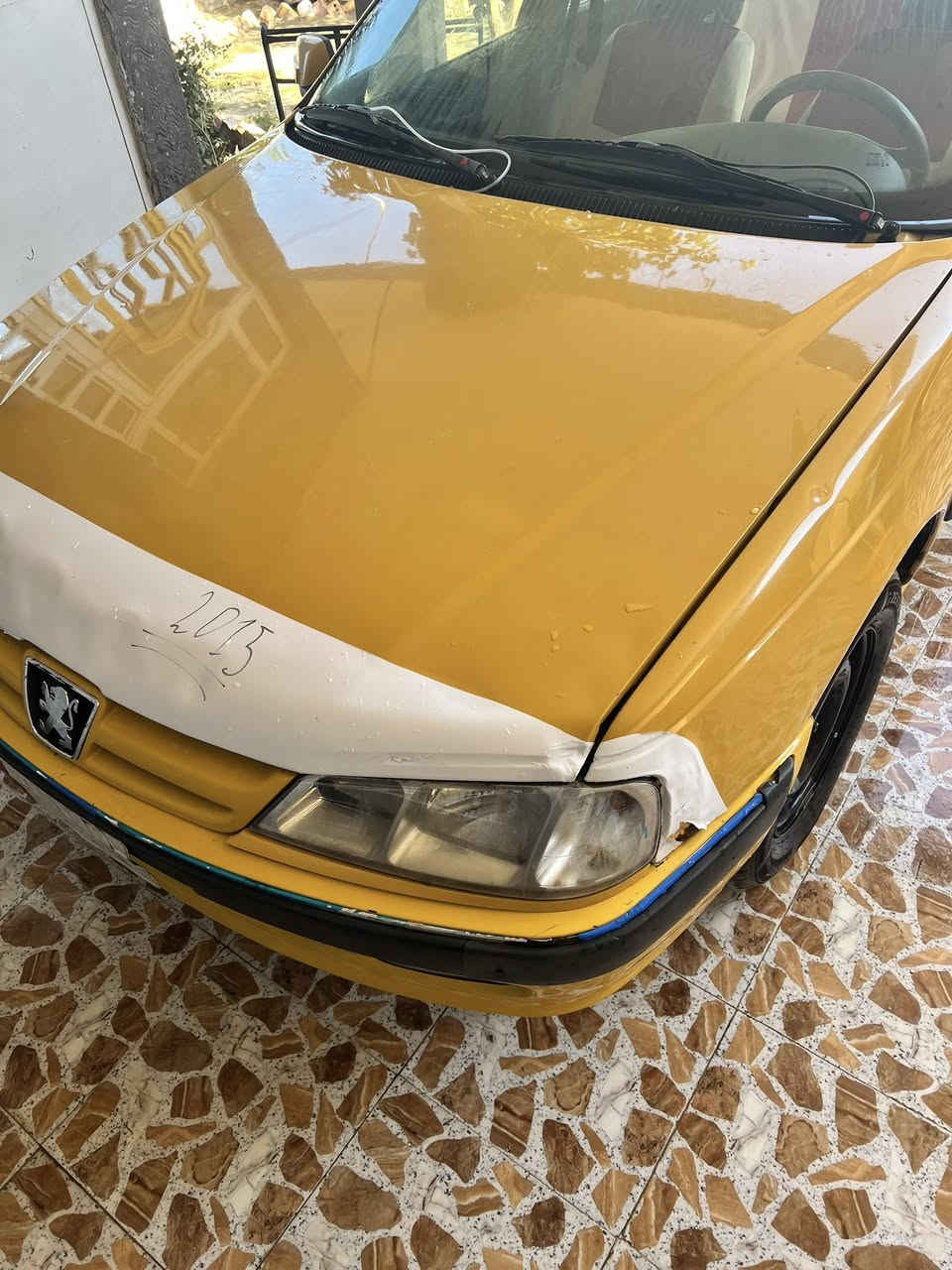 بيجو بارص بابل موديل ١٥ 
كير مكينه وحداديةً جدد 
بيه بوربرين امامي مال تاير السايق 
بيه خياسات ملكطة ومرشوشة 
ضربته فقط بخشم البنيد نفس الي بلصورة 
تخم تاير جديد 
تبريد فقط غاز يحتاج 
السيارةً يحتاجله ترتيبات بسيطة 
 السيارة ب٤٠ وبيه مجال
***********
