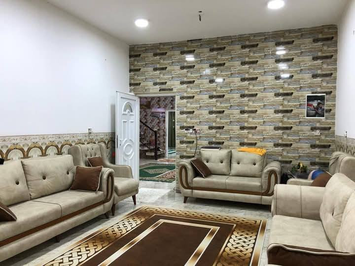 سلام عليكم بيت للبيع مساح البيت كلي 340ملك سند 25ملك طابو لاعظميه بيت حلوه مرتب  ونظيف جديد صاله خطار 7في اربعه مطبخ 5في خمسه حمام 3في 3مساحه حولي 7في اربعه غرفه نوم خمسه فوك بيتونه تصلح غرفه بيتونه سطح شتايكر خارج ملبوخ لبخ بس ارظيه واجهيه مطبكه داخل فدشي حلوه مرتبه حسب نظره موقع بيت كمير قرب مركز شرطه الفحامه نزله مقابيل مركز سعر بيت للبيع 200بيه مجال شراي هاتف تواصل صاحب بيت ***********
