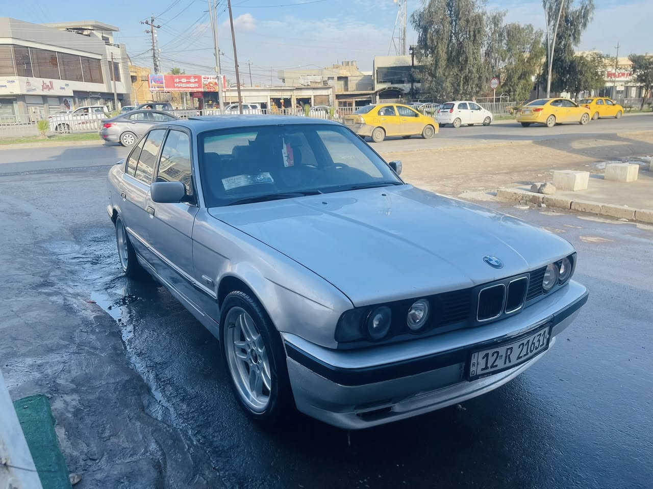 525 اصل بليته وسنوية موديل 92
كير عادي فتحة سقف سلايت جام كهرب كشنات كهرب طخم امامي خلفي جديد كزوز رياضي وايرمنيه كلها شغالة بك لايت لايت كله جديد السيارة كلها M دعاميات ورا كدام طخم ويل كب M  اكسل شرط كشنات مخمل رقم مسطرة سنوية 2030 ترايك وين ميعجبك بيها نواقص بسيطه صارلي ضرف وماكملتها 
سعرها 49 وبيها مجال بسيط 
***********
مكاني موصل
