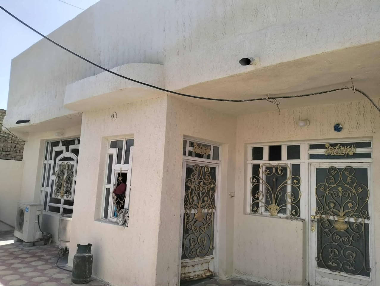 دار للبيع 220 متر ع ساحه 
الواجهة 11 متر 
شريط الجمعيه  خلف  جامع البصراوي
 طابقين 
الطابق الأول// صب كونكريت
غرفتين وصاله واستقبال ومطبخ وصحيات داخل وخارج 

الطابق الثاني // 3 غرف وصاله وصحيات 

سعر البيت // 215 مليون مع المجال 

***********
