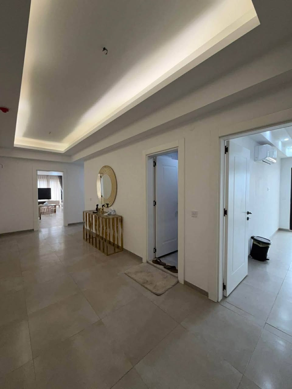 شقة للبيع في فلوريا ستي قسم روز كاردن 
مؤثث 
تتكون من
3غرف نوم 
صالة 
مطبخ 
3صحيات 
غرفة سويد بلكونين 
طابق 6 
مساحة176متر 
لاستفسار اكتر أتواصل ويا الارقام التالية
***********
*********** أربيل, العراق
