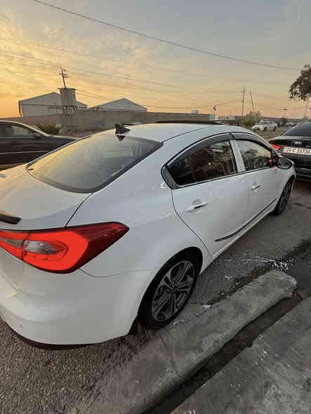 للبيع سيراتو ٢٠١٤ فول فول بيها طخه جملغ الخلفي وقبغ صندوك ضربتها خلفي وربع جملغ كلشي بيها جديد سنويه هزه سياره بسمي محرك كير شرط سعر ١١٣ بسعر مصبوغ عام 
***********
