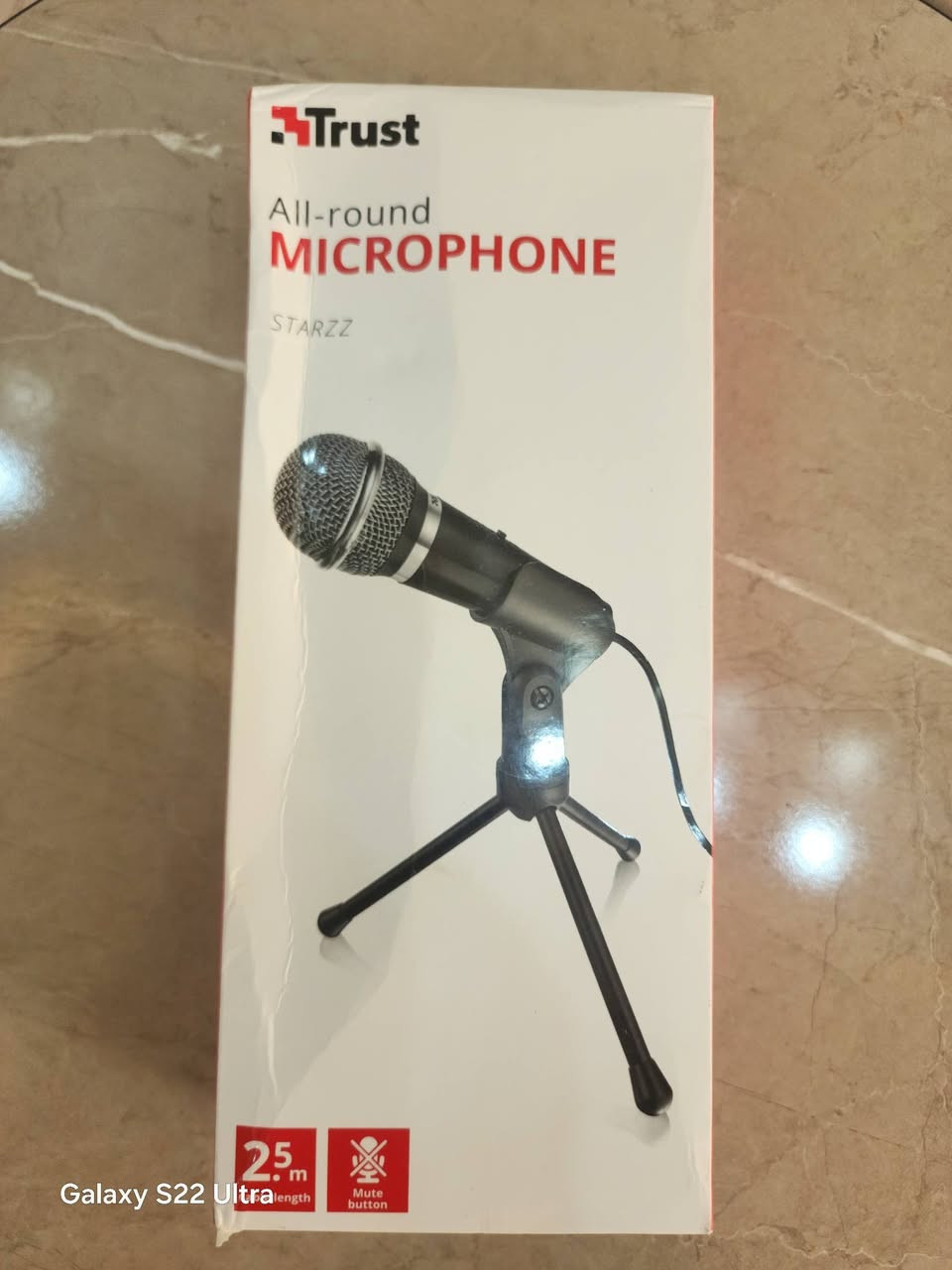من رخصة الادمن متوفر ب١٠
المنتج الظاهر في الصورة هو ميكروفون Trust Starzz All-round، وهو ميكروفون سلكي عالي الأداء مصمم للاستخدام مع أجهزة الكمبيوتر المكتبية والمحمولة. 
أبرز المواصفات والمميزات:
نوع التوصيل: سلكي باستخدام مقبس (جاك) مقاس 3.5 ملم مطلي بالذهب لضمان جودة نقل الصوت.
الملحقات: يأتي مع حامل ثلاثي القوائم (Tripod) قابل للتعديل للاستخدام المكتبي، كما يمكن استخدامه كميكروفون يدوي.
طول الكابل: يصل طول السلك إلى 2.5 متر، مما يوفر حرية في الحركة.
التحكم: يحتوي على زر كتم الصوت (Mute) مدمج لسهولة التحكم أثناء الاستخدام.
الاستخدامات: مثالي لتسجيل الصوت، الألعاب عبر الإنترنت، المحادثات، وتطبيقات مثل سكايب وكورتانا. 
معلومات ا


**إذا كنت صاحب هذا الإعلان وتريد حذفه لأي سبب، رجاءا أرسل رسالة إلى الدعم الفني**