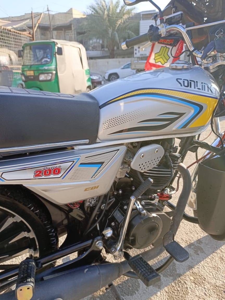 دراجه للبيع سونك 5كير زيرو مكينه 200cc بصمه تشغيل عن بعد كفاله عامه من كلشي برغي ممفتوح بيها كهربائيات كله شغال سلف دشبول اكتروني لايت زنون بكلايت لد اشاير كله شغال مكينه ناعمه وقويه خير من الله الدراجه نكره سلف اب اي وقت مال جناي مامشتغله دلفري ابد بيها درع وجيوب وبيها جامه اماميه وبيها لايتات عدسات وبيها سماعات وصندوك دراجه مرتبه حيل وممتعوبه السعر (900) وبيها مجال الشراي يتصل بي خير ويدلل *********** بي واتساب عنوان بغداد المحمودية

