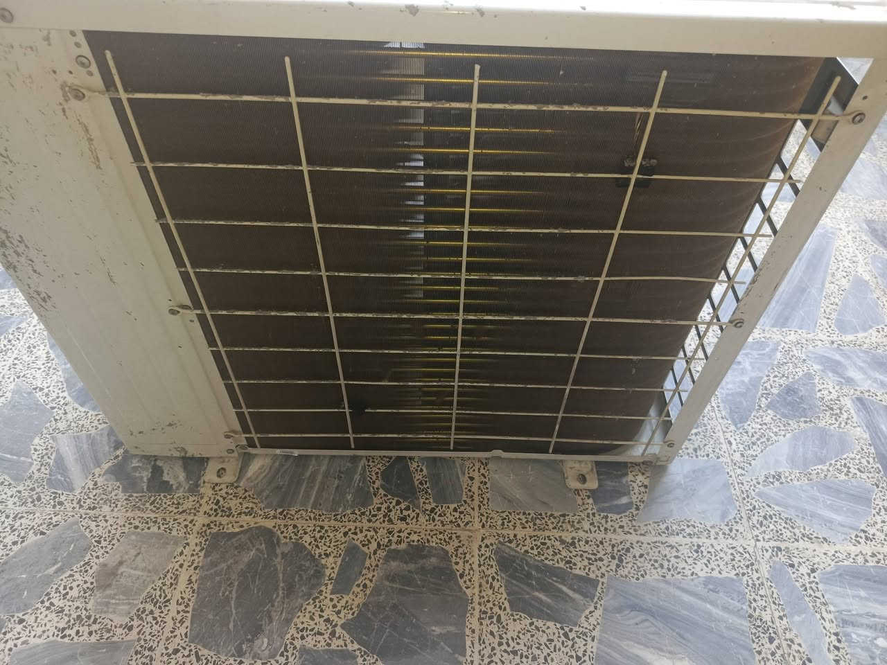 السلام عليكم سبلت توسوت طن ونصف (1.5) نوع الغاز R22 مستعمل موسم واحد ومضموم نضيف جدا ميحتاج اي شي جيب وشد السعر 400 الف بغداد البنوك ***********
