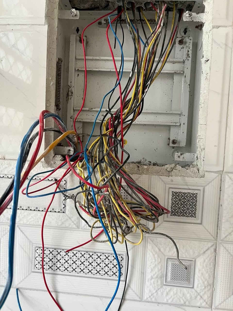 السلام عليكم كهربائي متفرغ الاتصال على الرقم ***********
