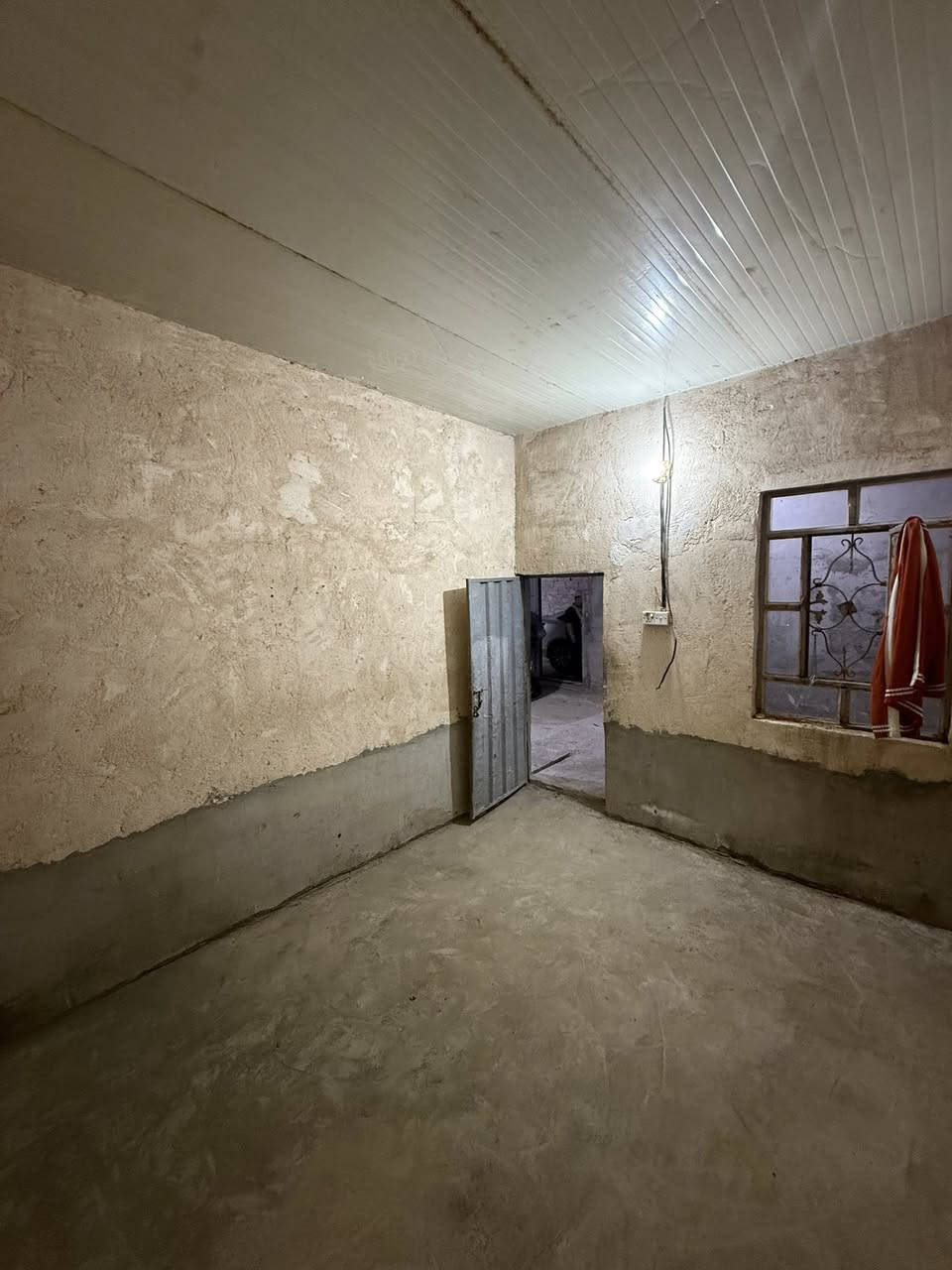 بيت للبيع 65متر مقابل شهيد اول غرفتين ومطبخ وصحيات وطرمه السعر 20 . حالياً البيت بي مؤجر الشهر يدفع 200الف 
مراجعة مكتب حازم البديري 
***********
