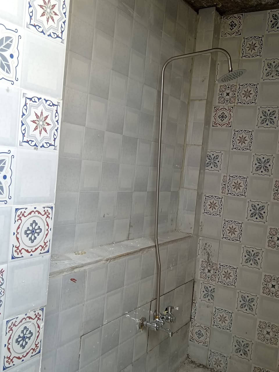 السلام عليكم اخوتي العزاز بيت خمسين متر البيع شارع قنبر قريب ع شارع يم مول حكايه 
اتصال ع رقم ***********
