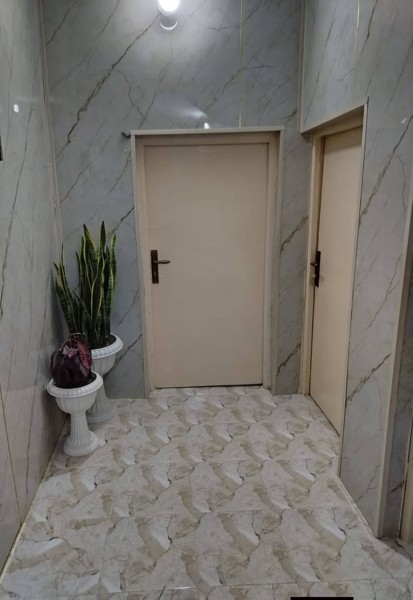 السلام عليكم متوفر بيت مساحه ٢٠٠ متر للبيع في حي النصر بانزين خانه حرف T سعره ٢٢٥ وبي مجال قليل  للأستفسار أو مراجعه المكتب الميزان حي النصر شارع البانزين خانه رقم الهاتف ***********
