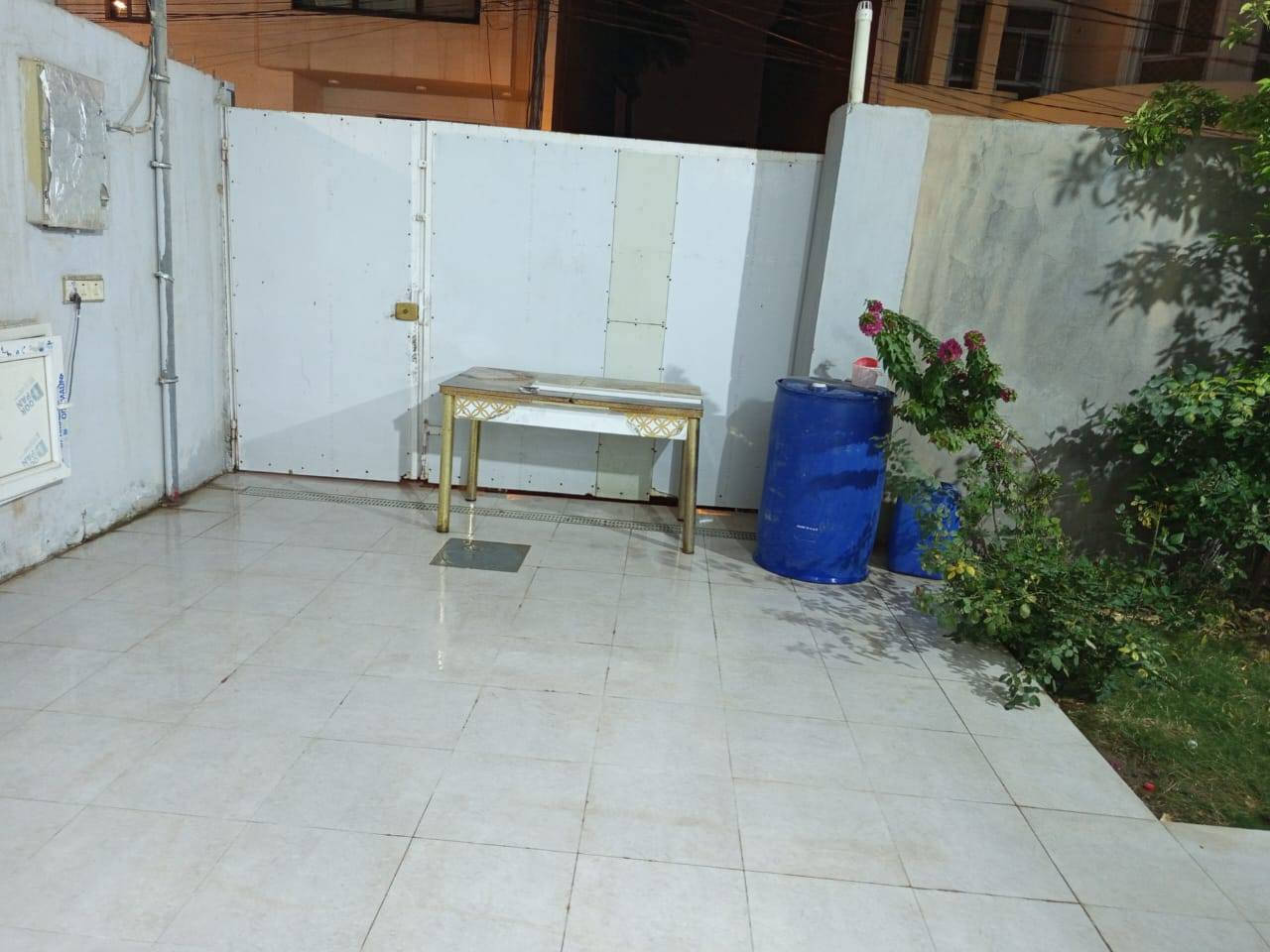 بيت للبيع موقع مميز قريب جدا من شارع الكورنيش عرض شارع ٨ متر
مساحه ١٨٠متر
غرفتين ومطبخ وصاله وهول وصحيات 
للاستفسار الاتصال علرقم ***********
