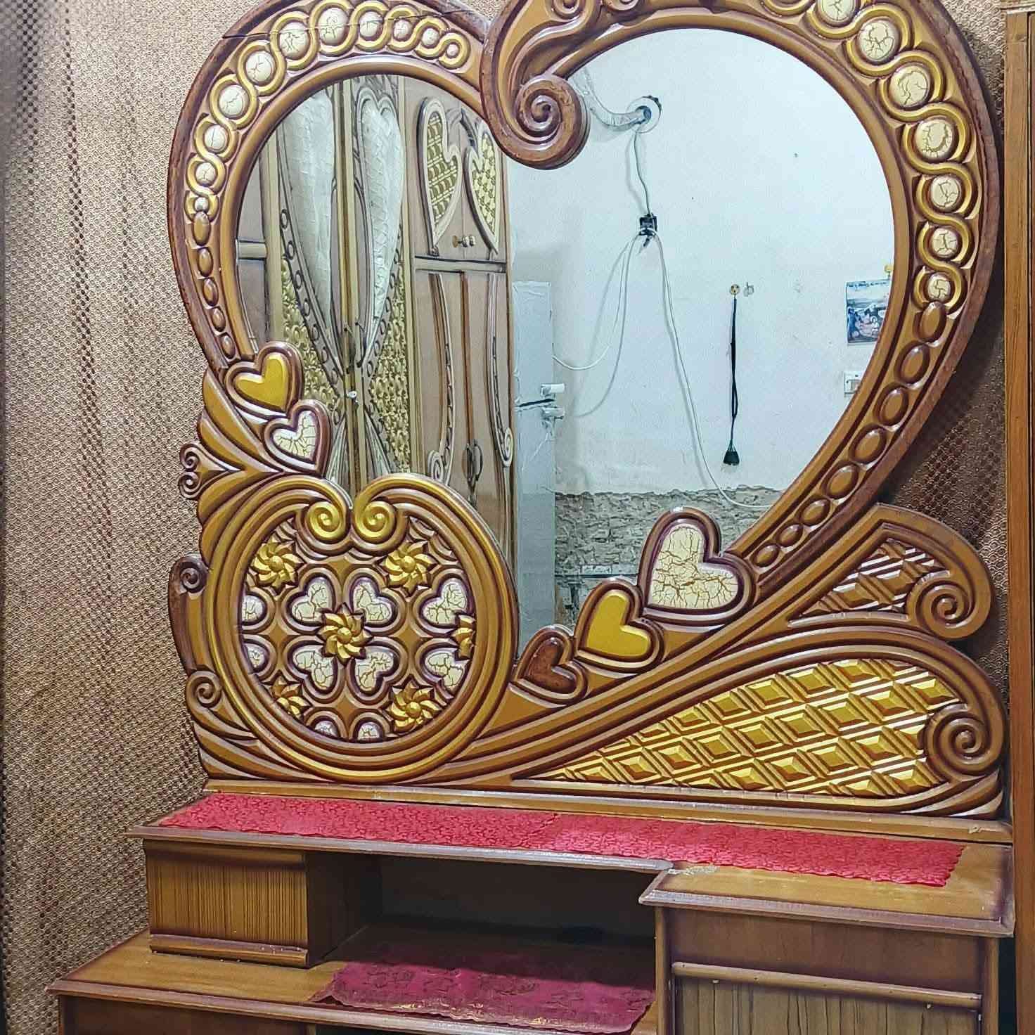 المجموع ٥ قطع نضيف حيل نضيف سعر ١٣٥ كلهم نضاف وصاج وجه وكفه العنوان بغداد حي نصر رقم ***********
