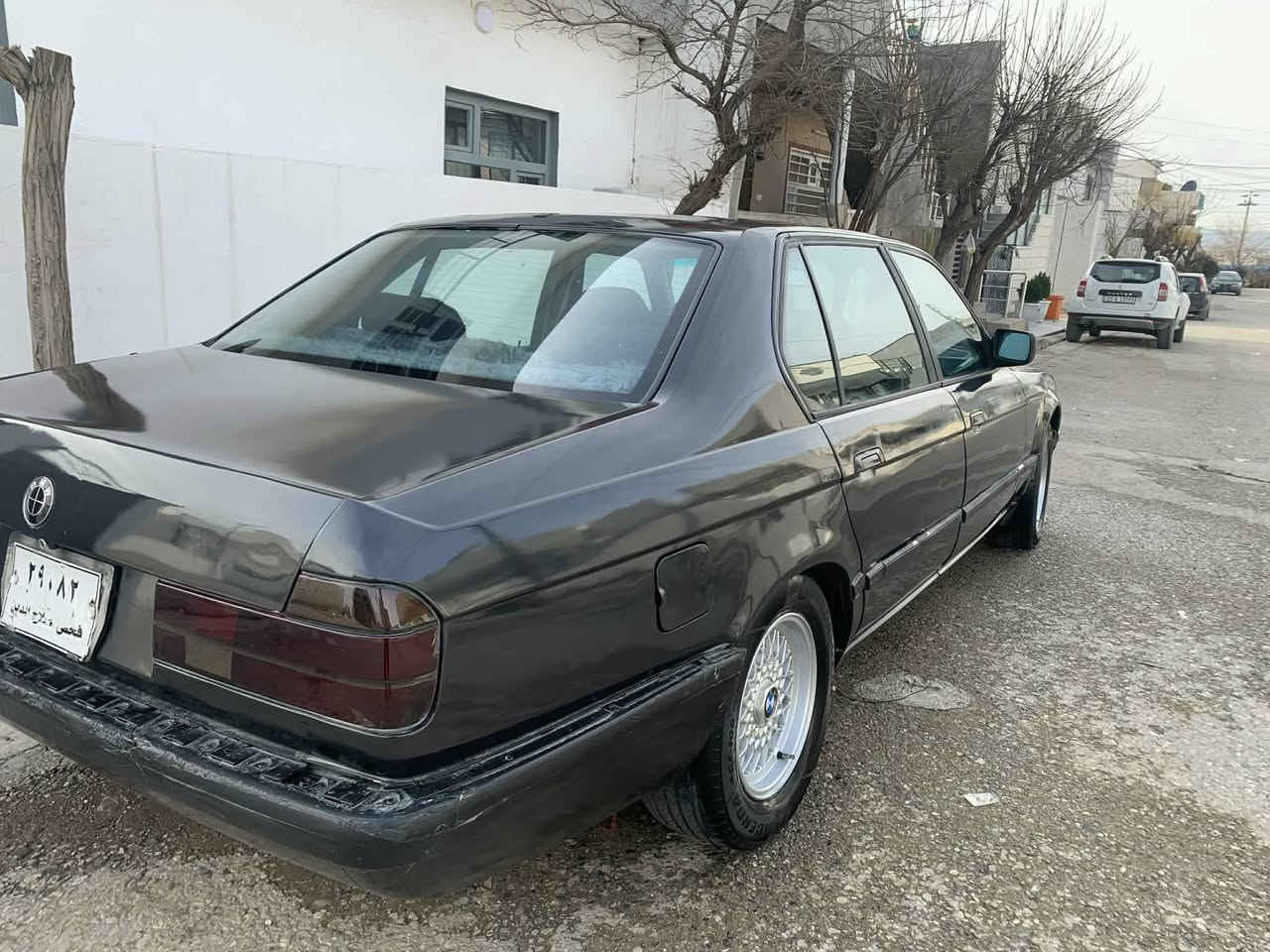 سلاو خواله‌هه‌موولایك bmw 735 بیلاد گیر عادی  گیرومه‌كه‌نه‌وئه‌كسل به‌شه‌رت
سلاید 
جوارجام كابرابا 
قفل مه‌ركه‌زی 
تایاوویلی لۆك
ئارمی هه‌ولێره‌ ئارمه‌ عه‌سلیكه‌ی ون كۆپیكه‌ی له‌گه‌لایه‌ 22 گه‌لاو معامله‌ برایانه‌ ***********
