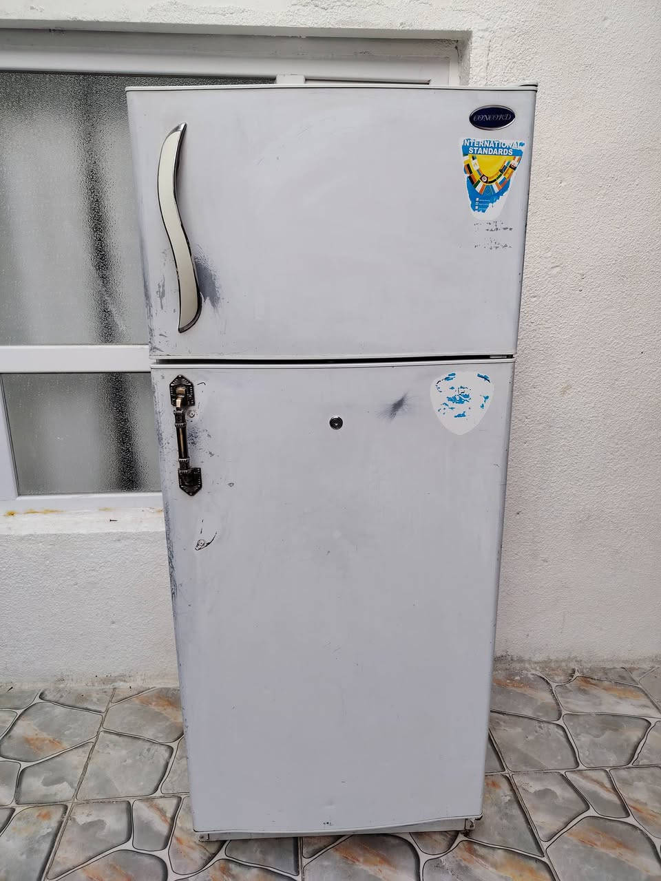 ثلاجه للبيع كل عيب مابيه بشرط ما مصلحه غاز ابلادي اكبر حجم سعره 135او بيه مجال شراي طب خاص او نتراهم او خابر رقمي ***********
