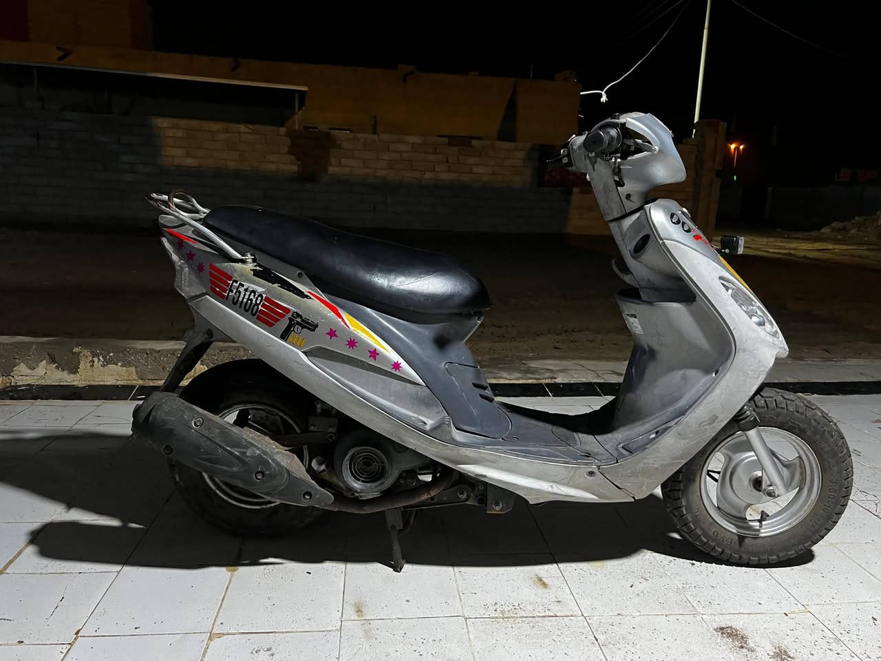 السلام عليكم دراجه قجمه للبيع حاويه كلهه ع لبلاد من الطول للطول زوج تاير كهربائيات كلهه شغاله نگره سف هندر مال جناي السعر 800 وبيهه مجال حگ الجيه العنوان قرنه ناحية الثغر للاستفسار ***********
