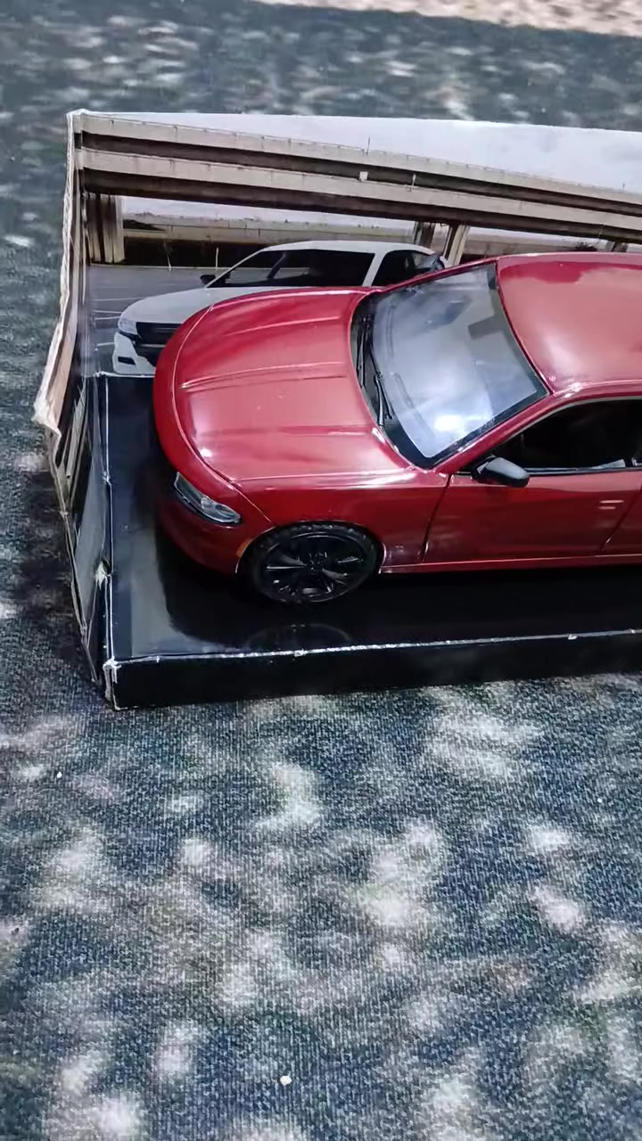 السلام عليكم مجسمات جارجر أصلية بابين ينفتحن متوفرة ثلاث ألوان أزرك وأحمر وأسمنتي سعر الوحده بـ20ألف وبيهن مجال للشراي السيارات أصلية مصنعة من قبل موتور ماكس مرخصة من قبل شركة دوج السيارات كلش حلوات بالحقيقة أيضاً الشراي مكاني محافظة البصرة قضاء شط العرب منطقة نهر حسن راسلني واتساب هذا رقمي *********** أو هنا عادي
