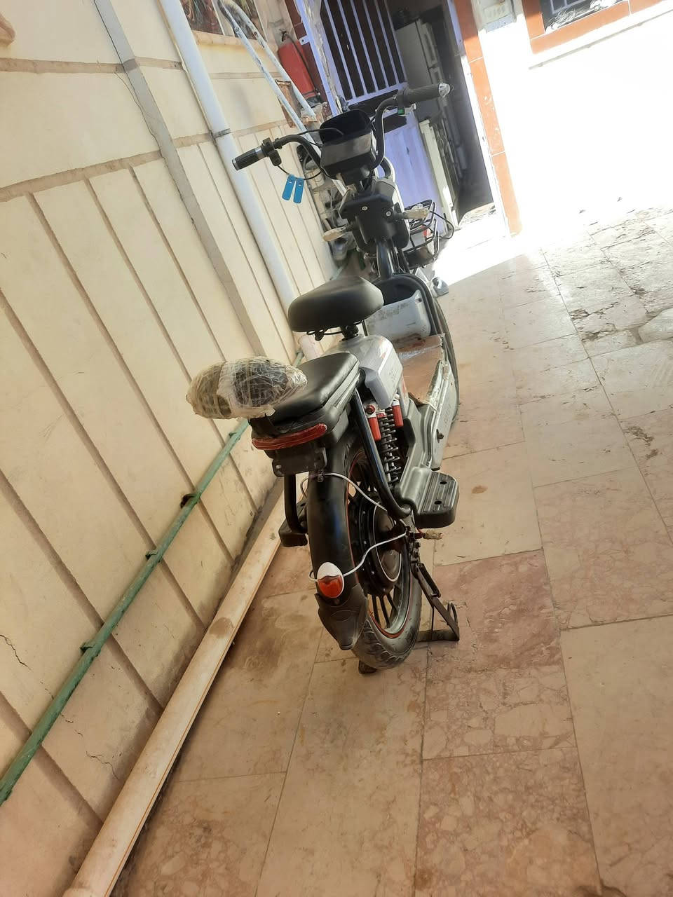 السلام عليكم  دراجة شحن للبيع مكفولة كفالة عامة
الون رصاصي 
اربع سرع 
تايرات جدد 
بطاريات ما كايسيهن غير الشركة 
شركة الريان دراجة نضيفة 
من مجمع اولاد جبرين 
بيهة مكاتبة السعر 300وبيهة مجال قليل لطيبين هاذة رقمي ***********اتصلو وخادم مكاني نجف حي الجمعية
