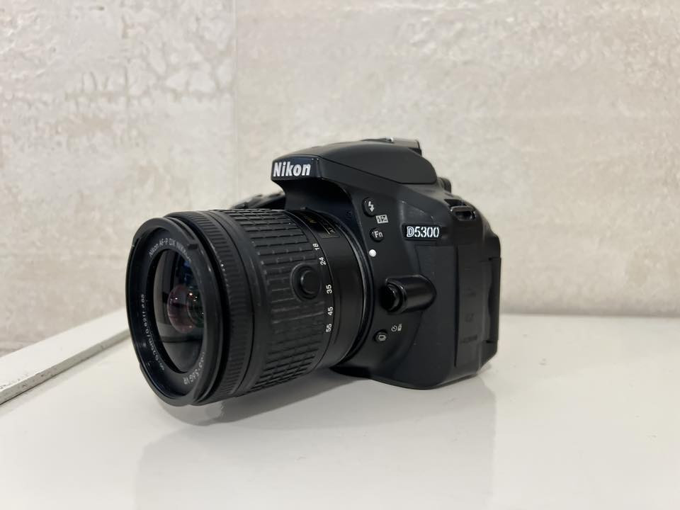 📸 كاميرا Nikon D5300 للبيع
• الحالة: 95٪
 • دقة 24.2 ميغابكسل
 • 39 نقطة فوكس
 • تصوير متواصل حتى 5 صور بالثانية
 • عدسة أصلية 18-55 (فتحة عدسة f/3.5–5.6)
 • حساسية ISO من 100 لحد 12800 (قابلة للتوسيع)
 • شاشة 3.2 إنج متحركة بدقة عالية
 • تصوير فيديو Full HD 1080p حتى 60 إطار بالثانية
 • بطارية أصلية + شاحنة أصلية
 • ويه جنطة أصلية
 • ✅ تدعم Wi-Fi + GPS

✔️ مناسبة للهواة والمحترفين
📍 يوجد توصيل لجميع محافظات العراق 
💰 السعر: [400] وقابل للتفاوض 

📞 للاستفسار:*********** (واتساب  فقط ✅ )
