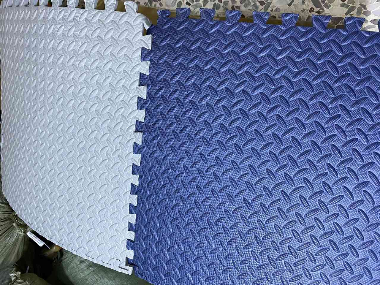 السلام عليكم كارتون كامل ارضيه اسفنج قياس 60x60 اللون موضح كدامكم  للتواصل فقط واتس ***********
