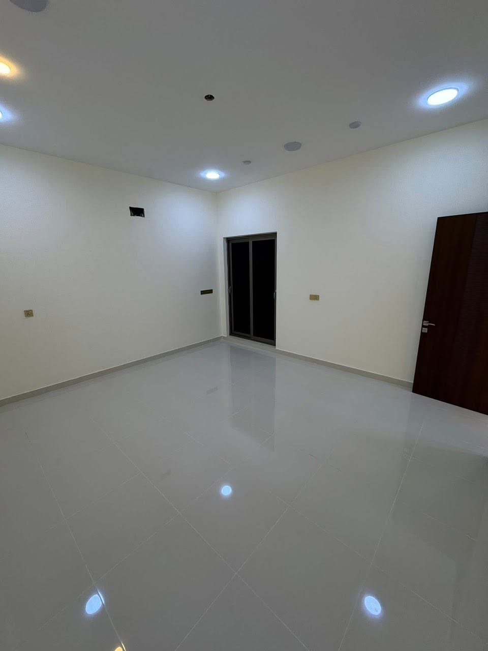 بيت للبيع  العزالية مربع الرئاسة  خلف علوة النخيل. مساحة ١٥٠
*********** 
الواجها 7.5 متر والنزال20 متر
البيت طابقين والثالث ستاره وبيتونه 
الطابق الأرضي يحتوي عله صاله ومطبخ وحولي وغرفه نوم وحمام + صحيات خارجيه وطرمه 
الطابق الاول يحتوي عله ٣ غرف نوم وحولي وحمام 
والأخير بيتونه فقط 
موقعه الغزاليه مربع الرئاسي خلف علوه النخيل 
بناء سنه 2026 
حديقه ماكو 
بناء كله درجه أولى من الأساس يعني مو قطع
