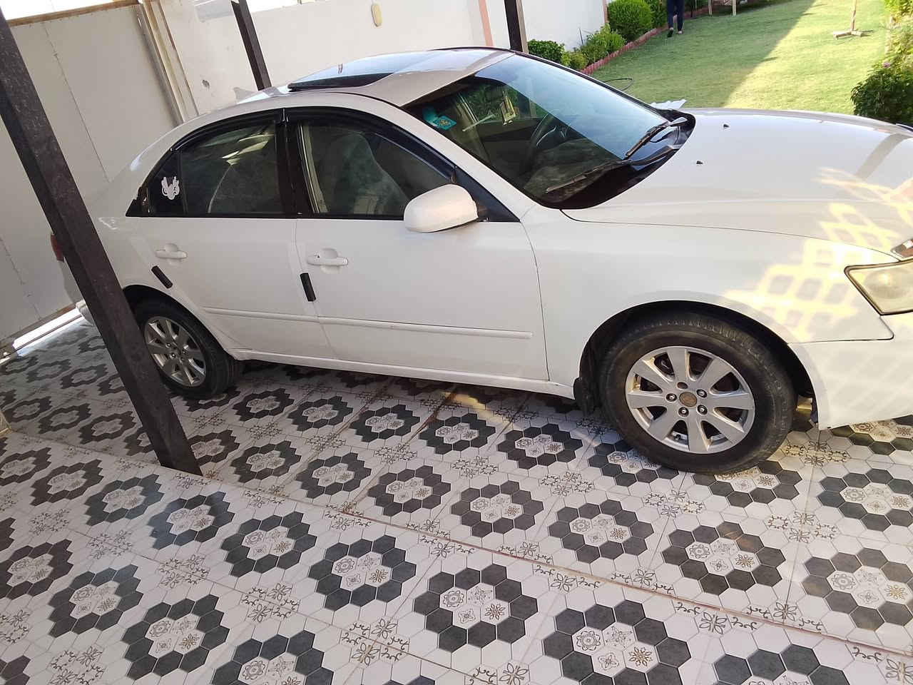 السلام عليكم سوناتا للبيع فقط
سوناتا موديل 2007 ، بيه صبغ حزام و ضرر بالچاملق الامامي جهة اليسار ،
المحرك و الجير مكفول و تبريد ثلج ، رقم انبار  تحويل مباشر .
بسعر 73 وبيه مجال.
رقمي : ***********
