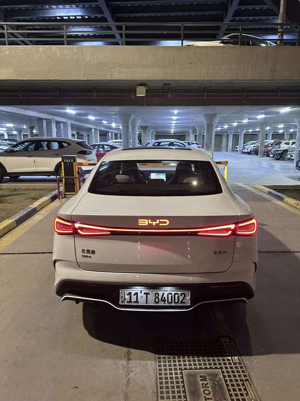 BYD SEAL 06 موديل 2024
الممشى 3000  بحالة الزيرو 
هايبرد قابل للشحن – مدى كهربائي 120 كم – مدى إجمالي يصل إلى 2100 كم 
المواصفات الرئيسية:
 • نظام هايبرد قابل للشحن (DM-i)
 • مدى كهربائي يصل إلى 120 كم بالشحن الكامل
 • مدى إجمالي (كهرباء + بنزين) يصل إلى حوالي 2100 كم
 • محرك بنزين 1.5 لتر مع محرك كهربائي
 • قوة إجمالية تقارب 218 حصان
 • ناقل حركة أوتوماتيك ذكي E-CVT
 • دفع أمامي
 • قيادة هادئة واستهلاك وقود منخفض

⸻

التجهيزات الداخلية:
 • شاشة وسطية تعمل باللمس
 • شاشة عدادات رقمية
 • تكييف أوتوماتيك
 • دخول وتشغيل ذكي بدون مفتاح
 • مقاعد مريحة مناسبة للاستخدام اليومي
 • عزل جيد للضوضاء والطريق
 • منافذ USB أمامية وخلفية

⸻

أنظمة السلامة:
 • نظام منع انغلاق الفرامل (ABS)
 • نظام الثبات الإلكتروني (ESP)
 • نظام توزيع قوة الفرملة (EBD)
 • مساعد الانطلاق على المرتفعات
 • وسائد هوائية أمامية
 • هيكل قوي مصمم لسلامة الركاب.       
المكان بغداد البياع المواصلات 
***********
السعر:23.500
