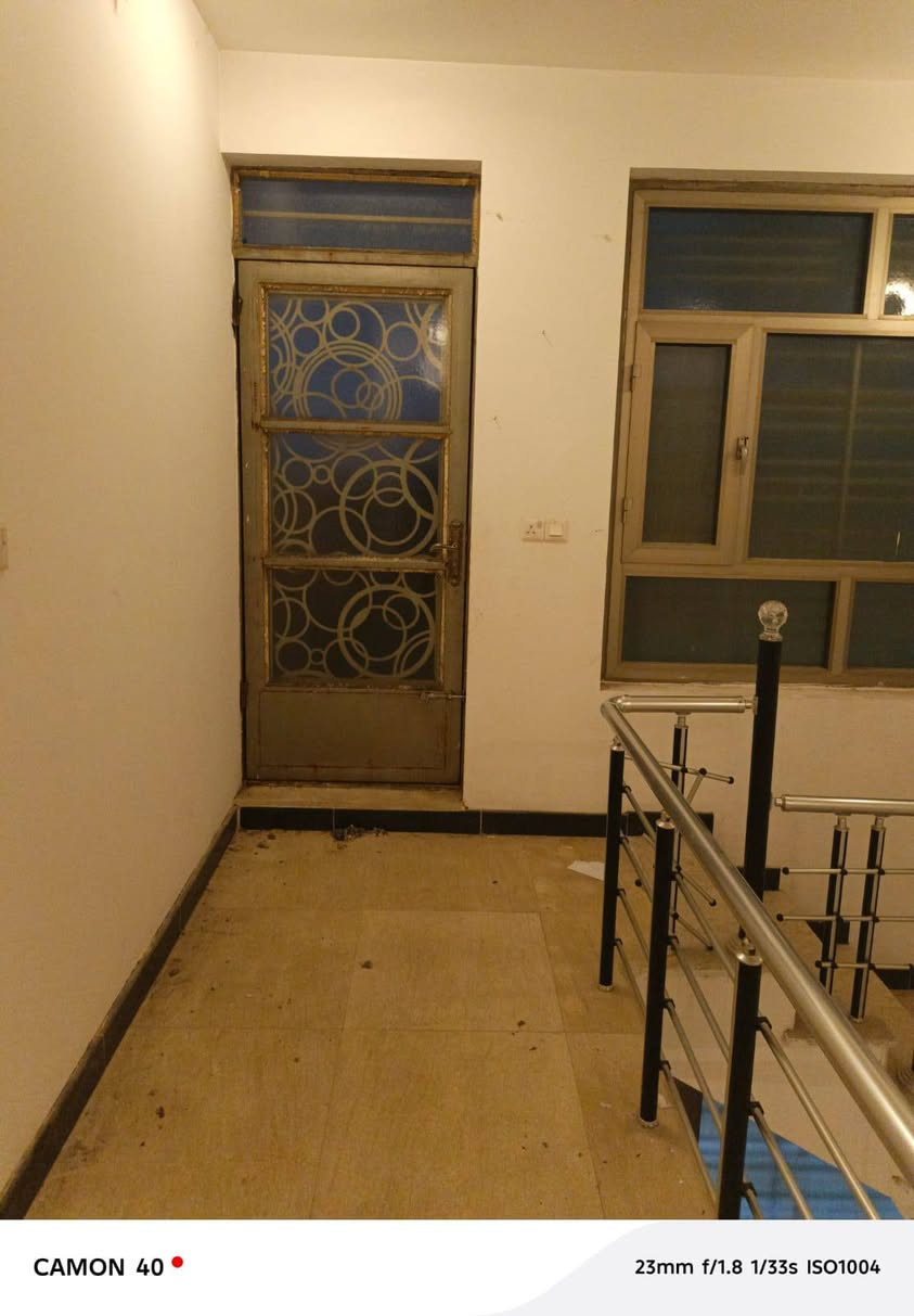 السلام عليكم بيت طابق ثاني بيها غرفتين وصاله للايجار طالبيه قرب مسبح الصفا يجار 600  ***********
