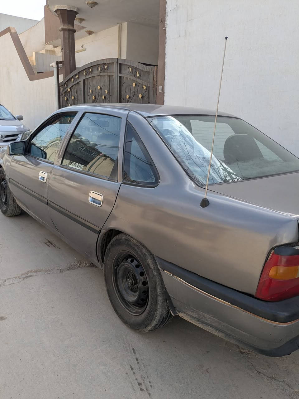 اوبل فكترا موديل 1990 محرك 18 سقف سلايد و بيه دفتر بنزين و سنوية ساقطة و شرط غرامة و تحويل سعره 35 و بيه مجال مكاني كركوك.
***********
