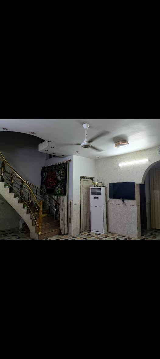 بيت مساحته 220م في الفلاحيه حي الإمام الرضا عليه السلام خلف شارع 30 قرب حسينية الألوسي قريب ع المدارس طابق واحد متكون من غرفتين وهول واستقبال ومطبخ وصحيات داخليه وخارجيه ومناور عدد 2 بيتونه على كد الصاله السطح شتايكر للاستفسار الاتصال ***********
