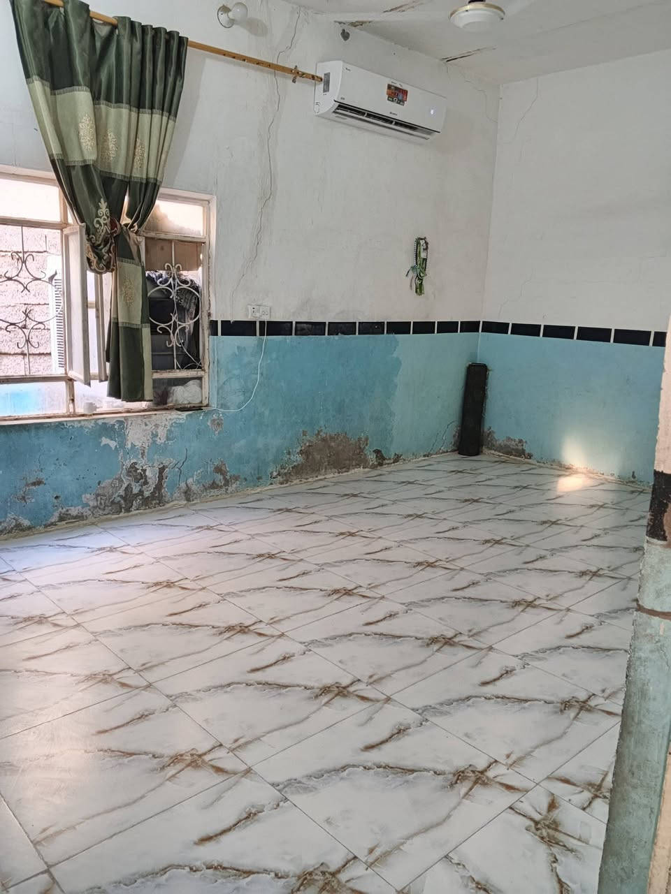 السلام عليكم بيت للبيع مساحته 200متر يتكون من 3غرف وصاله ومطبخ واستقبال وصحيات موقعه في حي سالم نزلت الحقل للاستفسار الاتصال في هذا الرقم ***********

