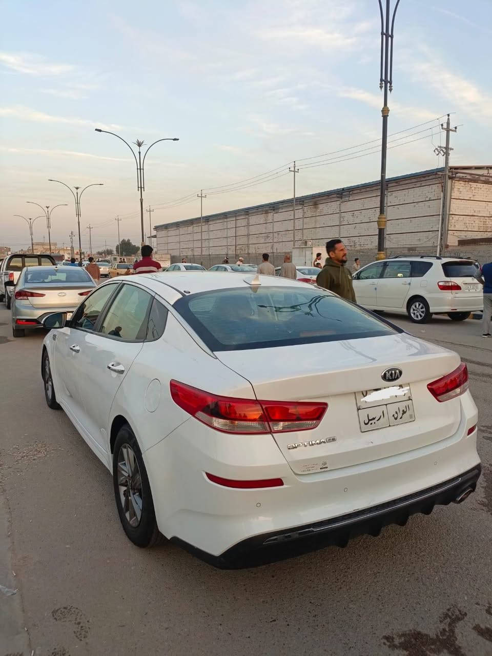 السلام عليكم 
سيارة اوبتيما موديل 2020 السيارة كامل مواصفات ماعده التكية الفوك مابيها بيها رادار تحديد مسار  اشارة بالمرايه كامرة خلفية دوارة مكينة 2400 تبريد ثلج حداديه وتايرات جدد حادثها امامي ايرباك ماطاك التكم معجنه ومصبوغه اثناء التحميل بالحاوية وبيها شبر صبغ الجاملغ الايمن الخلفي موجوده الصور  الحادث والسونار السيارة اربيل تنتهي السنويه ب ٢٧ 
السيارة موجوده بالبصرة -حي الشرطة ضربه عندي جاملق ايمن السعر ١٢٠ بيهه مجال *********** ما ارد علخاص
