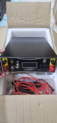نظام طاقة محمول • شاشة رقمية • منافذ USB