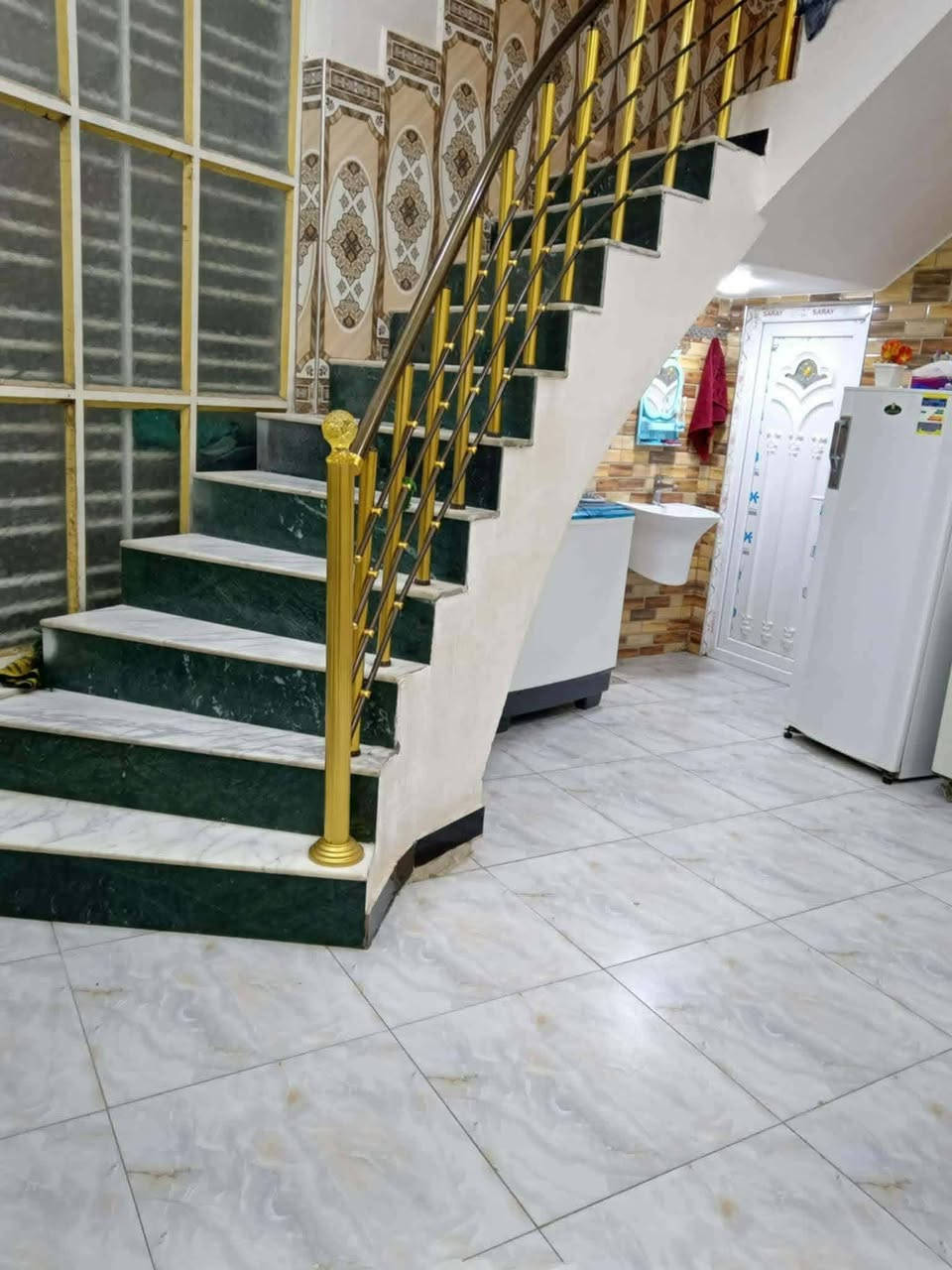 بيت للبيع جديد بناء 2021 وكله درجه اولى مع  مساحته ١٠٠ الواجهه ٥والنزال ٢٠ يتكون من طابقين الطابق الأول استقبال الطول ٥ والعرض ٣ 
المطبخ الطول ٣ ويحتوي على منور الطول متر ونص والعرض متر
وصاله الطول ٦والعرض ٤ونص (مجمع الصاله:درج دور مرمر وصحيات ومنور)
الغرفه ٤ونص والعرض٤
والطابق الثاني يتكون من صاله وغرفه وصحيات 
والبيت يحتوي على صحيات خارجيه ويتكون من سطحين وارتفاع داخل البيت٣ أمتار و٨٠
*البيت كامل كهرباء ومولده ومجاري مع الضمان وبالحقيقه البيت احلى من الصور*
للاستفسار الاتصال على الرقم ***********
العنوان حي الزيتون عالشارع العام خلف صيدلية القند ومخبز النخيل
