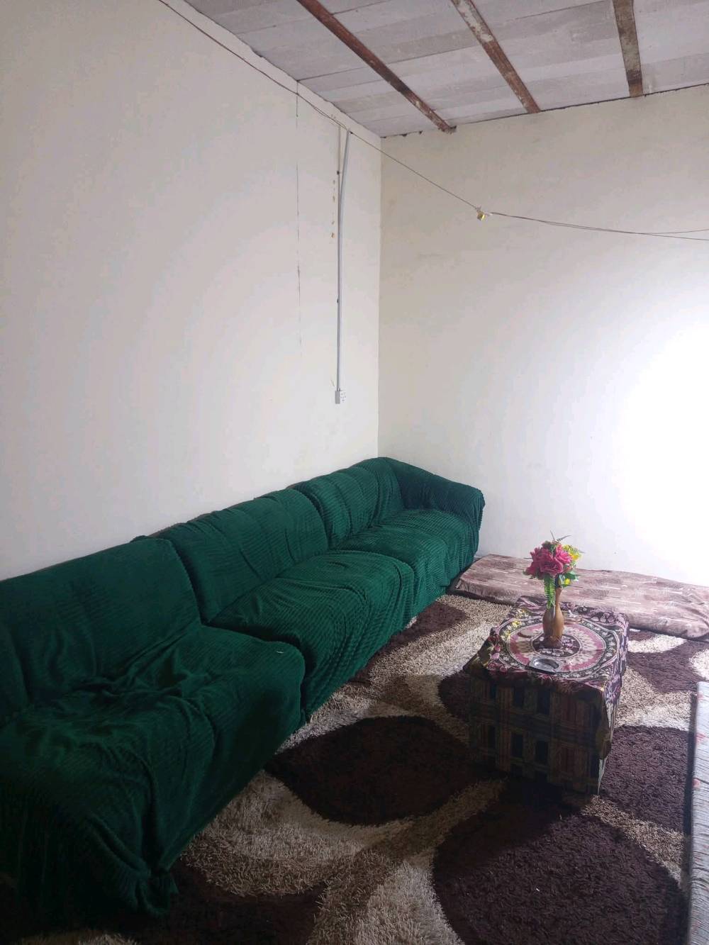 دار سكن  في ابو الخصيب العوجه شارع المقيمين خلف اسواق لؤلؤ سنتر مباشرتاا مساحه 100متر طابقين يتكون الطابق لاول من غرفتين وصاله ومطبخ وحمامات داخليه وخارجيه وديوان والطابق الثاني غرفتين وصاله كبيره مع مشتملات ومطبخ زائد مساحه 20متر تغريبن تصلح غرفه  الشعر 70وبي مجال الطابق الثاني بحاجه اله سقف ثانوي وسيراميك علمن البيت ساكنين بي للاستفسار ***********