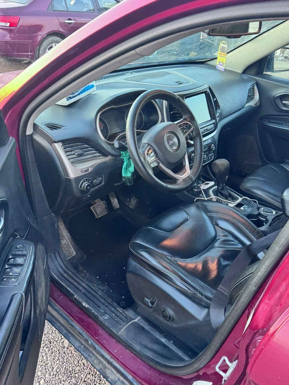 سلام عليكم سياره جيب شيروكي بزون موديل 2016فول مواصفات بيه جاملغ مبدل شركه يعني بدون دواخل الاستفسار ***********السعر 145وبيه مجال
