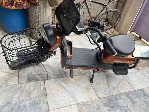 دراجه حجم ٢٠ كهربائيه نضيفه جدا باتريات نضيفات كلش سعر ٣٠٠ وبي مجال مكاني قرنه ***********
