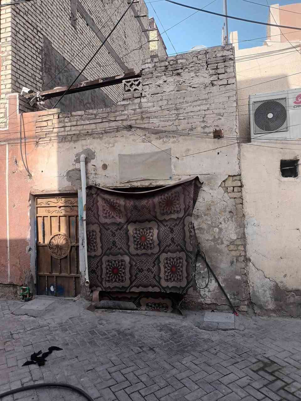 بيت واقع حال البيع بغداد مدينة الصدر قطاع 33السفسار على الرقم ***********
