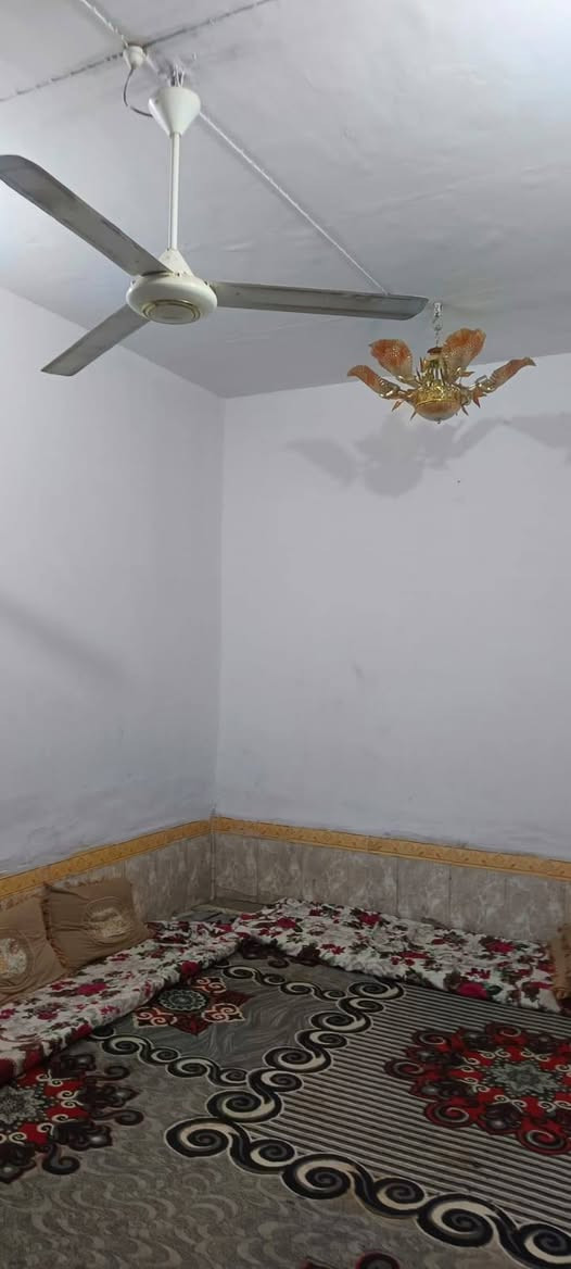 بيت 100 متر حي وفاء للبيع طابق واحد عكاده على ساحه ***********
