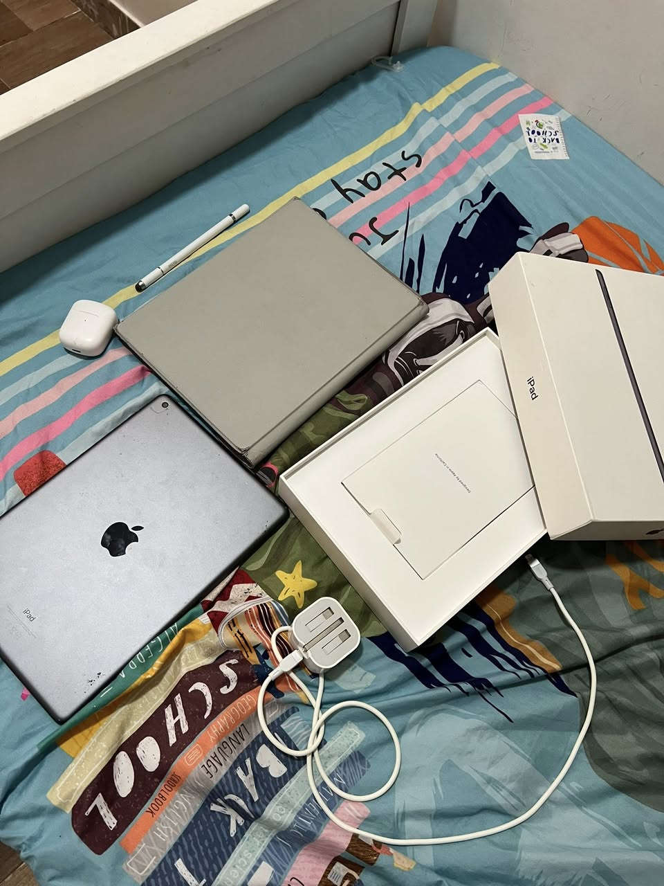 ايباد الجيل التاسع  👌🏻' ذاكرة 256 نظيف تحديث iOS 26.5 
يجي معاه كفر مستخدم . مع سماعة ايربوت مستعمل مع قلم عادي وكيبل شحن ويعني ملحقاتك كاملة 

بي عيب بسيط الظهر مالتة بي نقاط بيظة كما موضح بس صورة 

السعر : 390 هو وملحقاته 

فقط رسائل ماكو اتصال 📞 
الواتساب ؛ ***********
