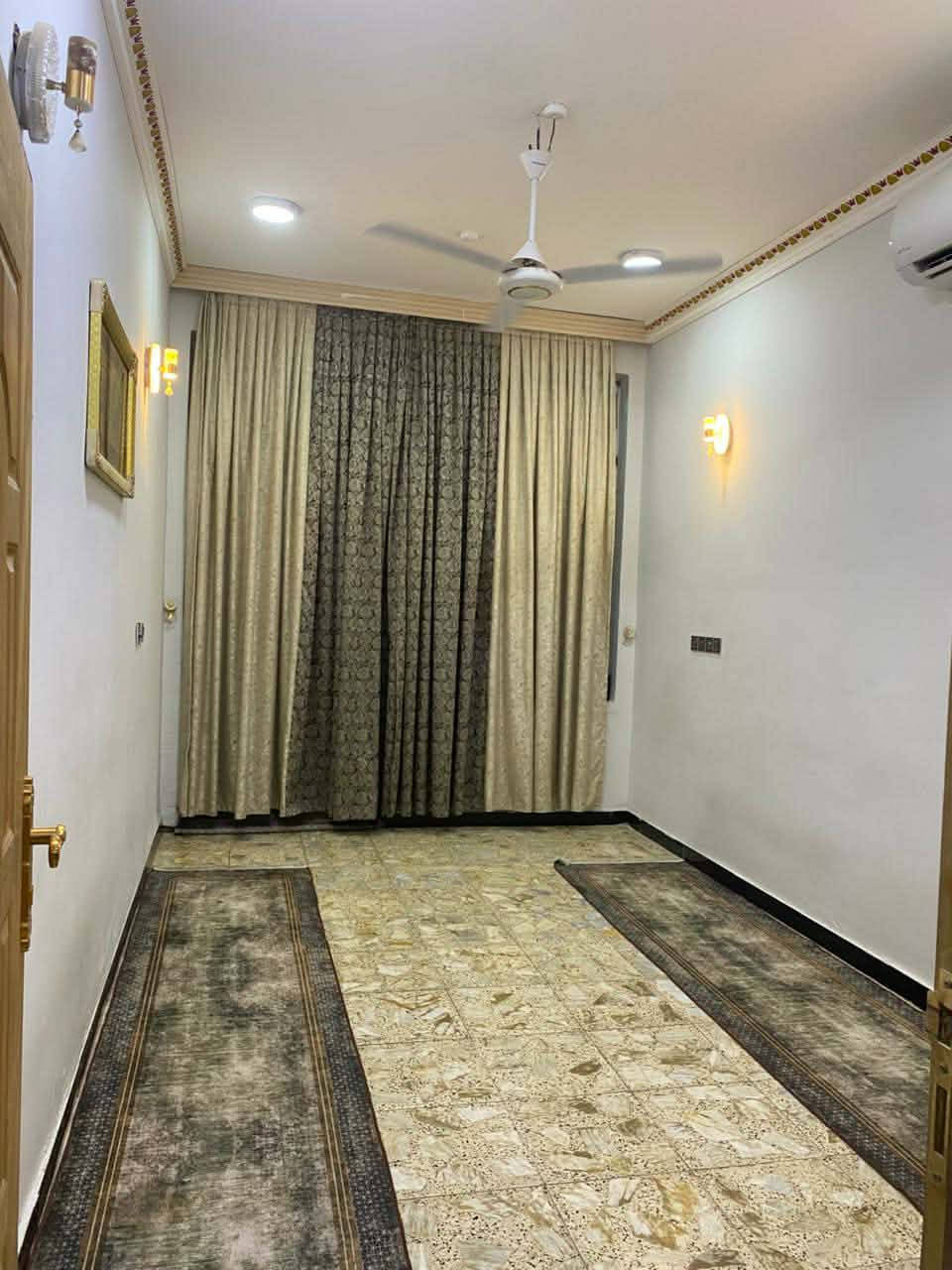 فرصة سكنية مميزة في الحلة - حي الصحة
دار حديثة للبيع بموقع حيوي واستراتيجي (شارع 25)
تفاصيل الدار:
• المساحة: 120 متر مربع.
• الطابق الأرضي: تصميم عملي يحتوي على غرفة نوم، صالة، مطبخ، مع مناور عدد 2 لضمان تهوية وإضاءة طبيعية ممتازة.
• الطابق الثاني: يضم غرفتين؛ إحداهما نظام سويت متكاملة، والأخرى غرفة إضافية.
• حالة الطابق الثاني: هيكل (يحتاج لبخ وأرضية)، مما يتيح لك إتمام التشطيبات حسب ذوقك الشخصي.
الموقع: حي الصحة - شارع 25.
📍 للمعاينة أو الاستفسار، يرجى زيارة مكتب التصميم العقاري
العنوان: الحلة - حي الصحة - مجاور جامع الهندي.
📞 للتواصل المباشر:
• ***********
• ***********
