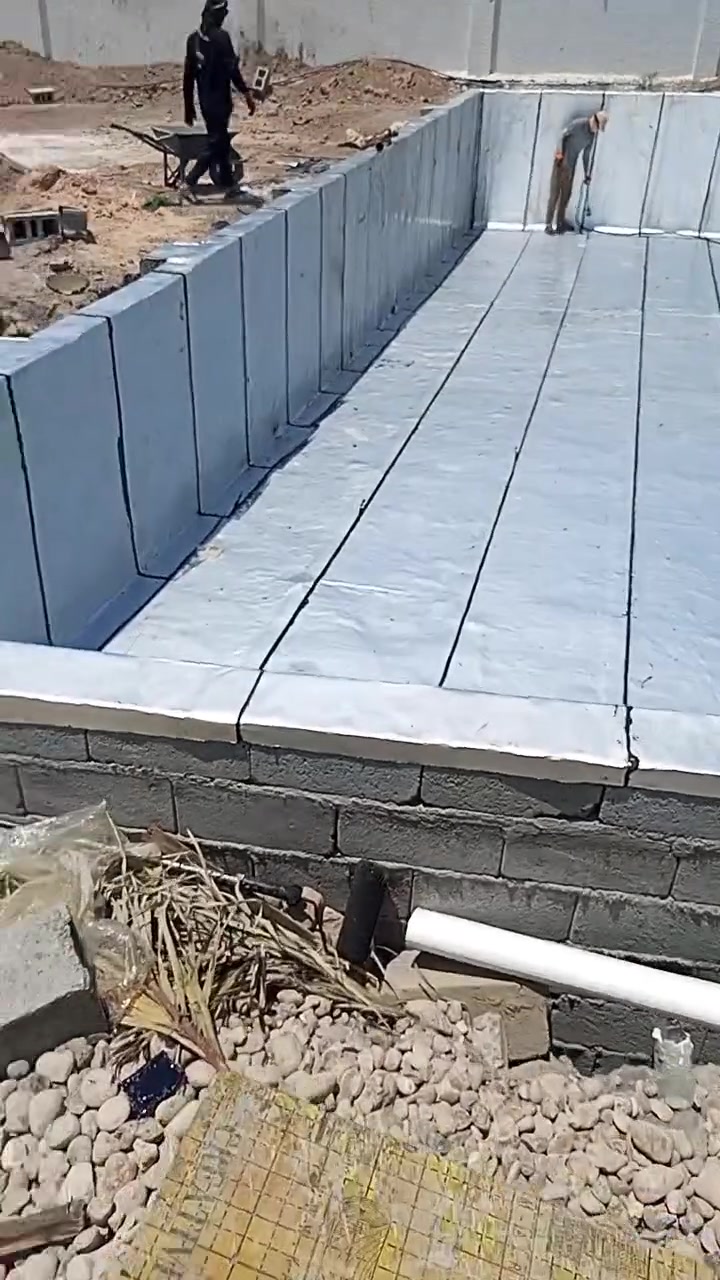 🏗️ جهّز سطحك اليوم وارتاح باچر..
الشتا وصل والمطر يفلّش البيت!"
🔹 إذا تعاني من حرارة البيت وتسربات الميّاه أو رطوبة السطح بسبب الامطار، الحل موجود ويبدأ من عندنا!
شركة المنصور تقدملك خدمة عزل الأسطح باحترافية وبمواد أصلية إيطالية الصنع مع 
#ضمـــان حقيقي وجودة تدوم 15 سنه
✨ خطوات عملنا:
1️⃣ مرحلة التنظيف والتحضير
📌 يبدأ كادرنا المتخصص بتنظيف السطح بشكل كامل من الأوساخ والغبار.
📌 نفتح السبالت وخزانات الماء ونزيل كل العوائق حتى نضمن سطح نظيف وجاهز للعمل 100%.

2️⃣ مرحلة العزل الأولي
📌 بعد التنظيف نطبّق طبقة أساس حسب اختيار الزبون:
الزفت الحار
زفت بارد الرايمر
الفلانكوت
3️⃣ فرش ودستار الإيزوكام
📌 كادرنا المحترف يفرش الإيزوكام بطريقة دقيقة تضمن التغطية الكاملة للسطح.
4️⃣ الكوي الحراري
📌 نستخدم الكوي الحراري بمواد عالية الجودة، درجة أولى و إيطالية المنشأ.
📌 نضمنلك عزل حراري ومائي متكامل مع شهادة ضمان حقيقية.
5️⃣ التكحيل وفتح المزاريب واللمسات النهائية
📌 بعد ما نكمل الكوي الحراري والتكحيل، نبدأ بعملية الترحيل النهائية بإتقان حتى تشوف السطح مرتب وكامل .
يسلمك السطح جاهز 
---
✨ مع شركة المنصور للإيزوكام تضمن:
✔️ حماية سطحك من تسرب الميّاه والرطوبة.
✔️ مواد أصلية وعمل مضمون.
✔️ تنفيذ احترافي بأيدي كادر ذو خبرة طويلة.
✔️ التزام بالمواعيد وسرعة بالإنجاز.

📞 للتواصل والاستفسار:
اتصل أو راسلنا واتساب الآن وخلي السطح مالك بأمان!
***********   --   ***********  
شركة المنصور لتغليف السطوح
