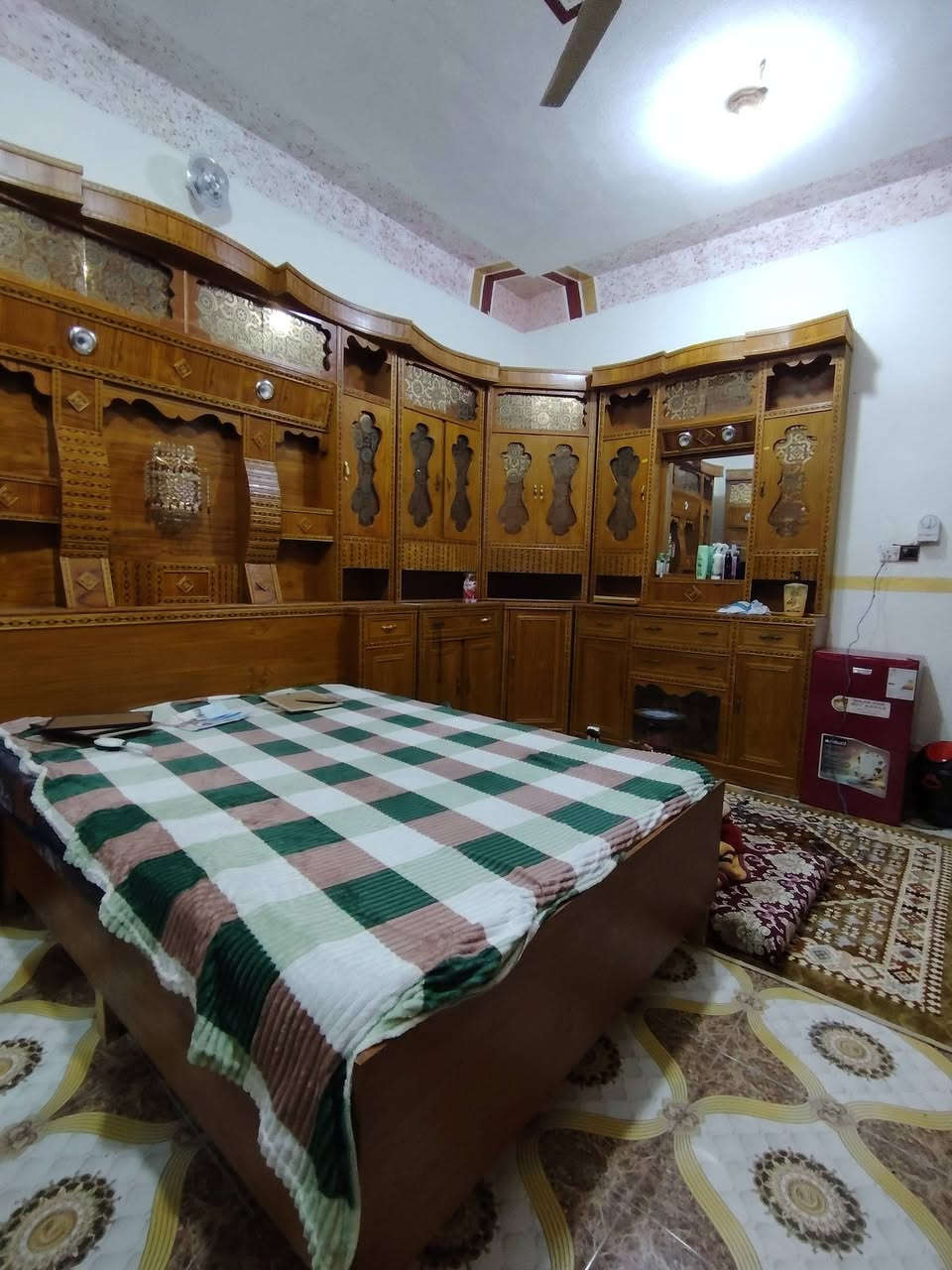 سلام عليكم غرفه حطاطه نضافه 100/100السعر مليون 250وبيه مجال *********** تواصل
