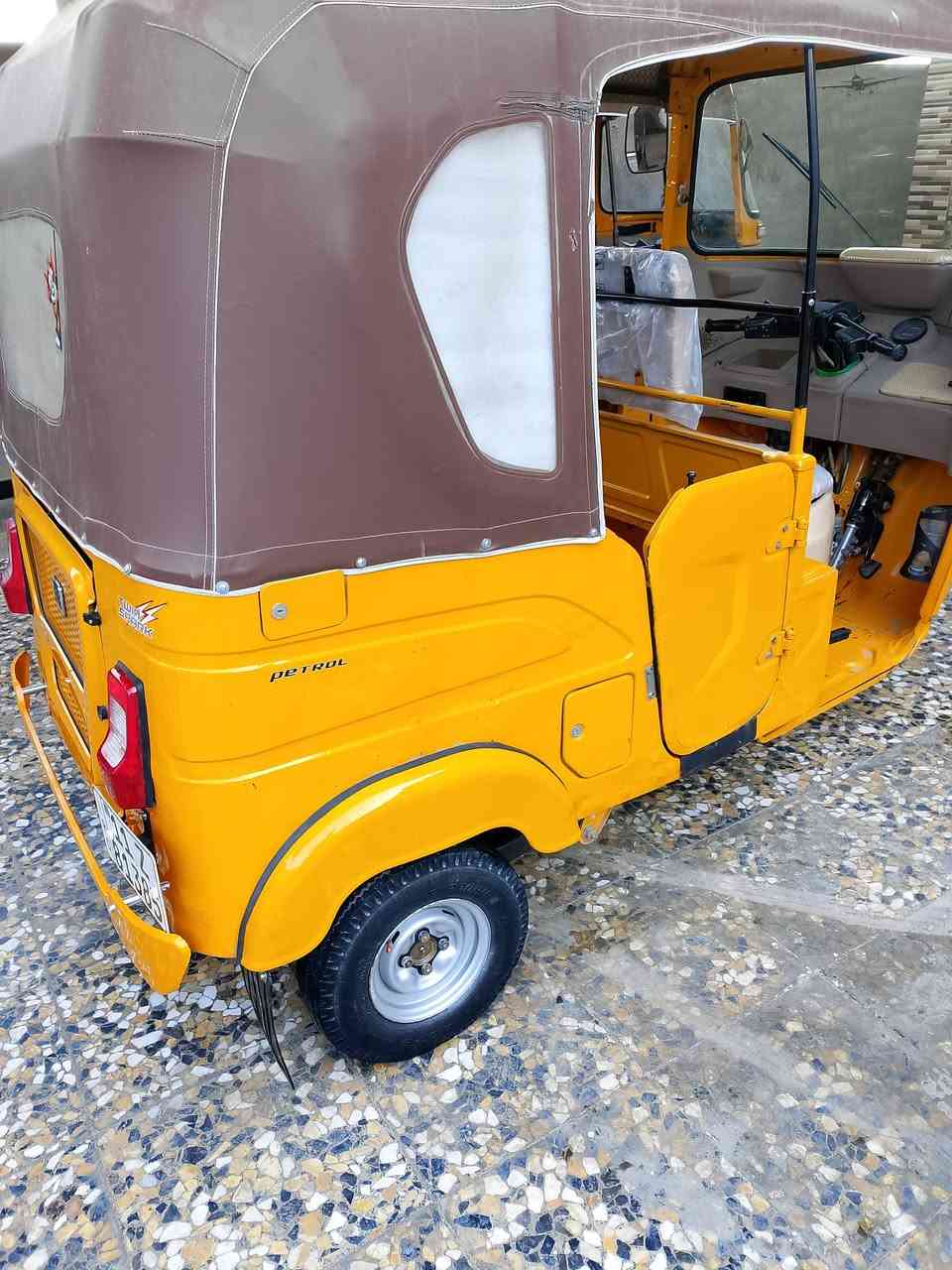 سلام عليكم تكتك للبيع 22 رقم وسنويه بغداد العبيدي سعره 8 300.  ***********
