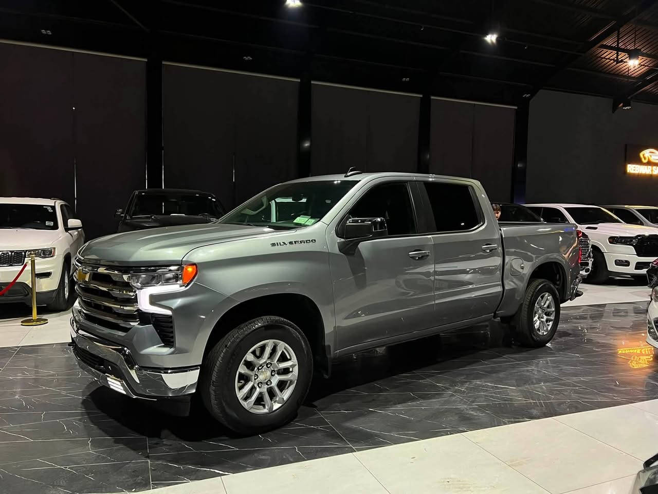 Chevrolet Silverado 
2024      LT   2.7  - 4x4

بسمە و شغال
شاشە و کامیرە
لایت لید
کوشین کهرابایی
کوشینات هیتر
سوکان هیتر
رادار
باب طویل
بودی قصیر

23.000 mile
2 قطعە صبغ
سعر 288 ورقة وبیهە مجال

معرض ( رێبوار سالار صالح ) اربیل شارع ١٠٠م
***********
***********
