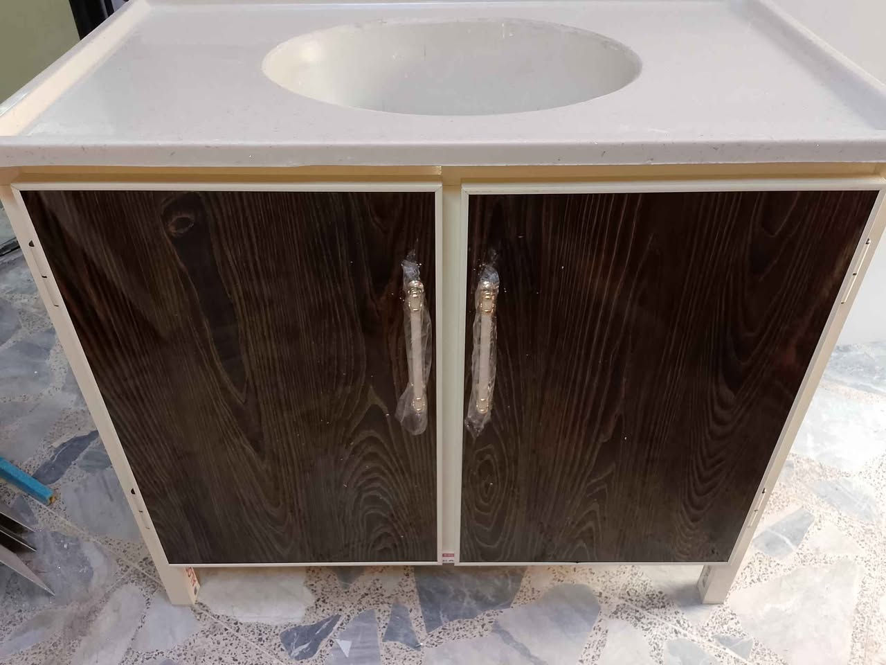 سنك متر مرمر جديد سعر 140 شغل تزكام ومغلف بلاستيك من الداخل ضد الماء مقوى بجسور تحت الارضيه والرف توصيل موجود جميع مناطق البصره حجز وتساب *********** و *********** البصرة, العراق
