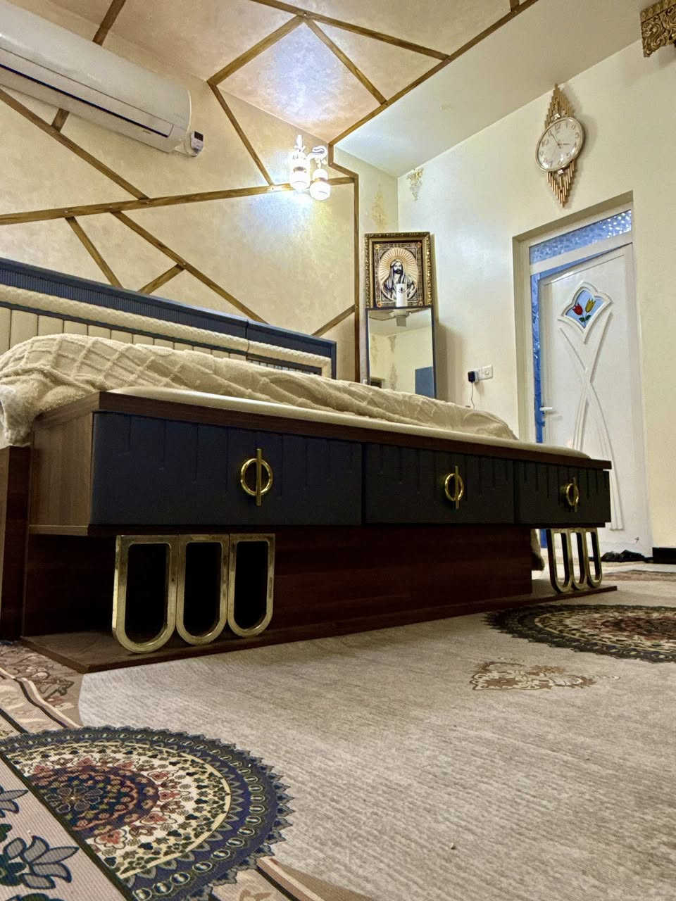 سلام عليكم غرفه تركيه تحتوي علا. 9 قطع مستعمله. قليل بسعر (مليونين 500) العنوان بغداد البلديات (***********)
