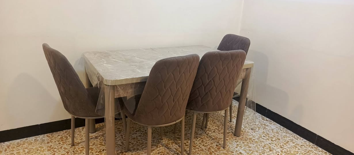 ميز طعام اربع كراسي للبيع نظيفة جدا.
السعر 80 الف. الاتصال على الرقم
 ‏‪***********‬‏ الكندي الثانية
