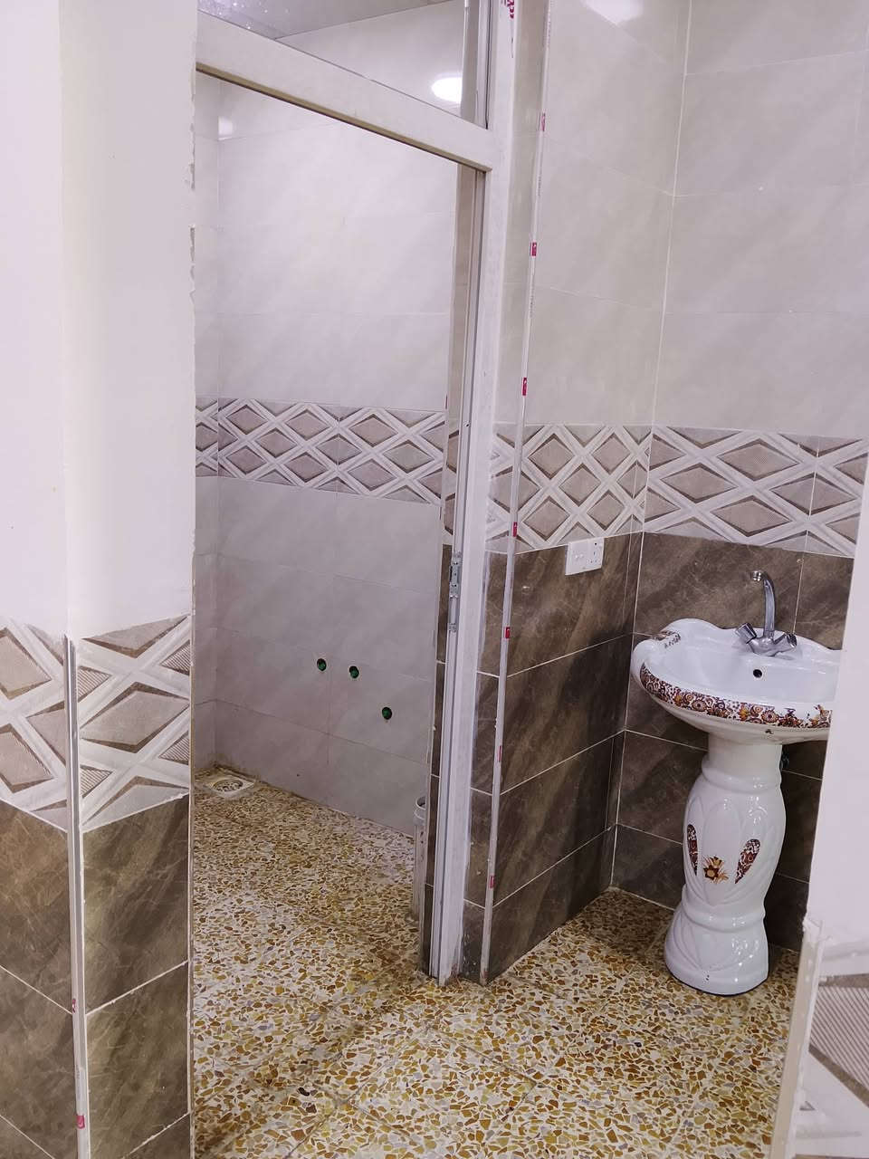 سلام عليكم شقه طابق أرضي لليجار مساحة 100 متر مقابيل كليه حدباء بحي وحده بيت حديد  زيرو لاستفسار اكتر هدا رقمي ***********
