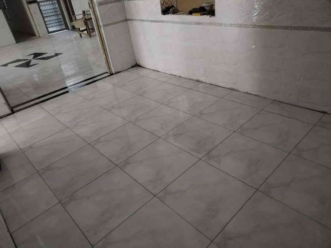 تطبيك جميع انواع السيراميك الارضي المتر ب5 الف متفرغ حاليا للتواصل ***********
