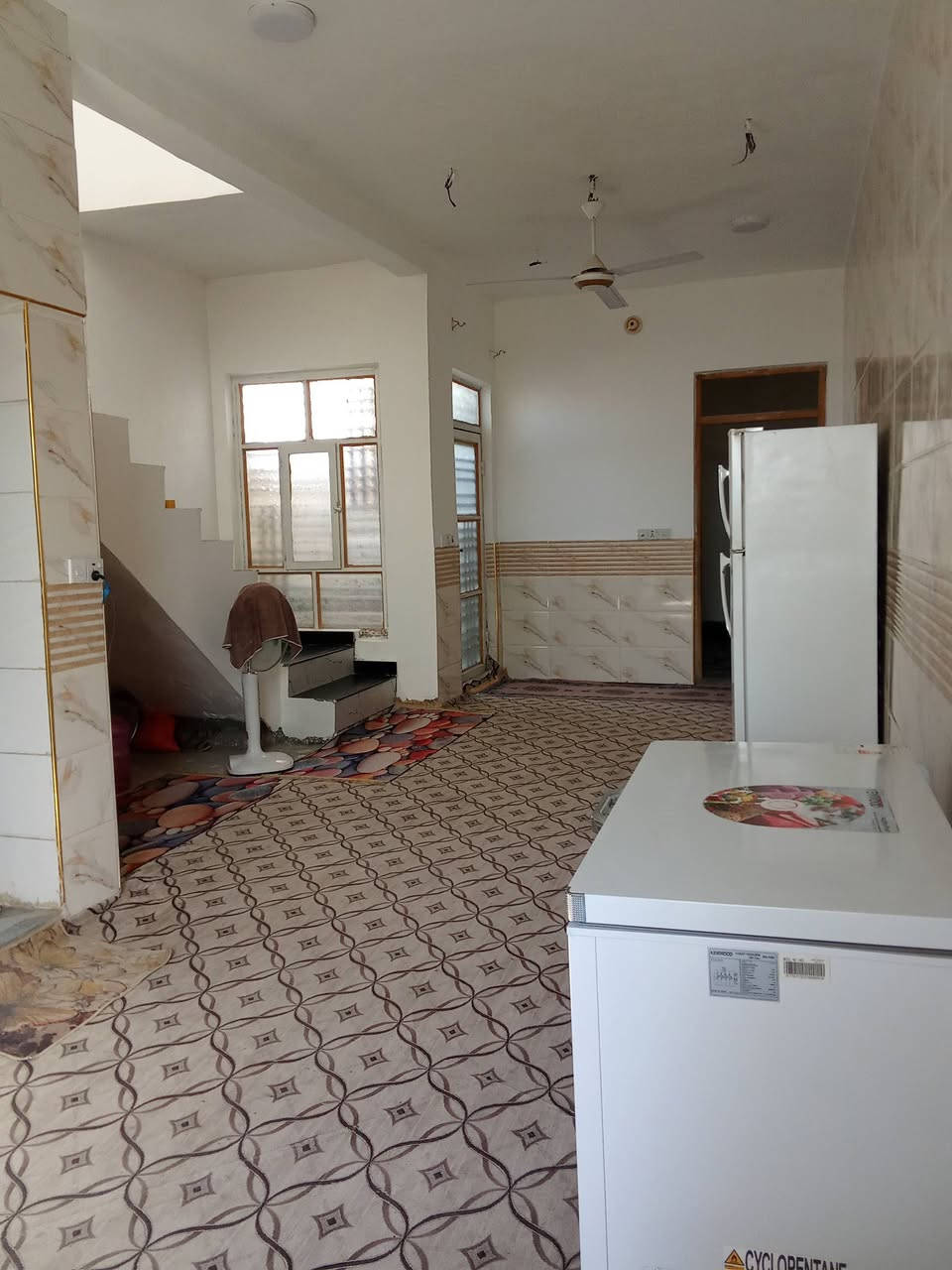 بيت للبيع 100 متر عرصات حجي هندي حولي الخصيمه خلف مولده نصير مشمول بتطويب معامله  كامله يم البلدية يحتوي على غرفه وصاله وصحيات ومطبخ بارد وحار واستقبال بيع مستعجل وسعره مناسب تبليط بلباب خدمات كامله ***********
